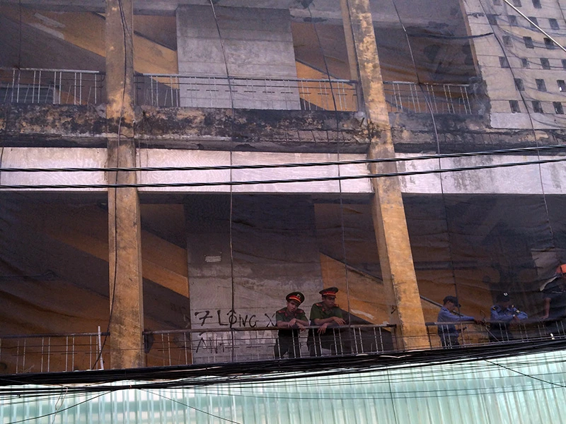 Lực lượng chức năng cũng tiến hành túc trực tại các tầng lầu để đảm bảo an toàn